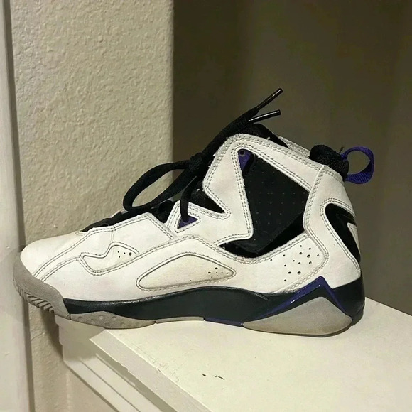 NIKE AIR JORDAN True Flight White/Black/Purple Sneakers Size 4.5Y - Picture 3 of 9